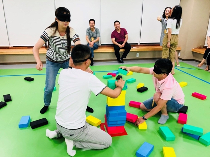 学员们对于寓教于乐的培训方式很是享受